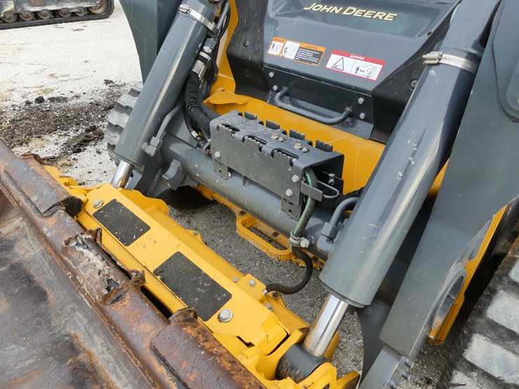 deere-335p-image-13