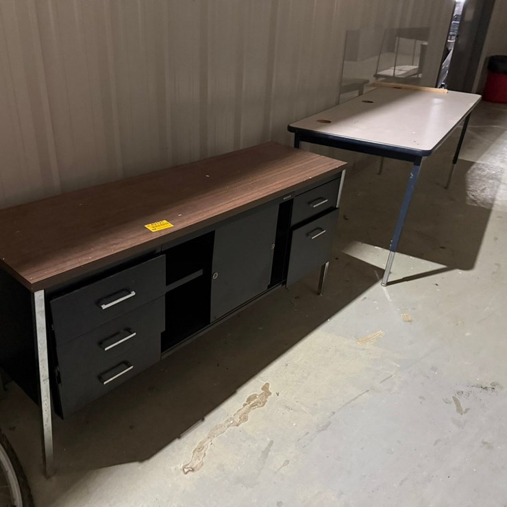 #42121 • Lot of Desk, Chair & Table