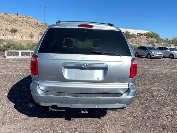2005-chrysler-town-&-country-image-6