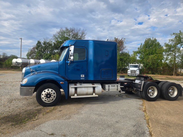 2006-freightliner-columbia-120-image-5