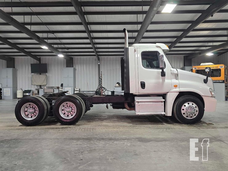 2013-freightliner-cascadia-125-image-6