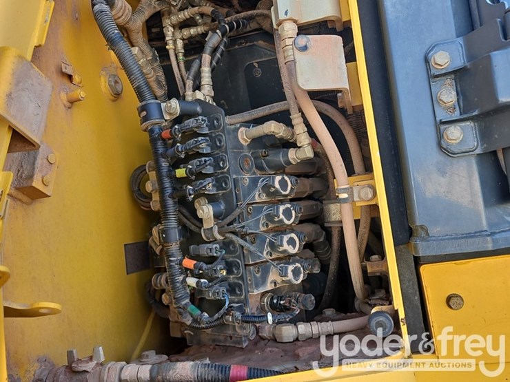 2015-komatsu-d61pxi-23-image-16