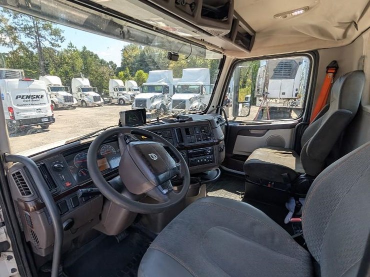 2018-volvo-10-image-19