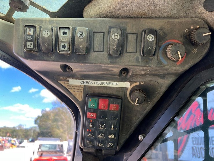 2016-deere-333e-image-18