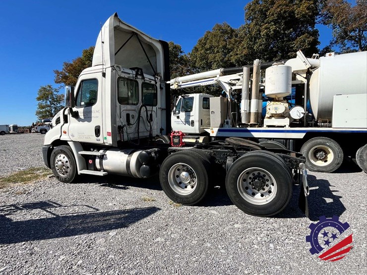 2017-freightliner-cascadia-t/a-truck-tractor-image-2