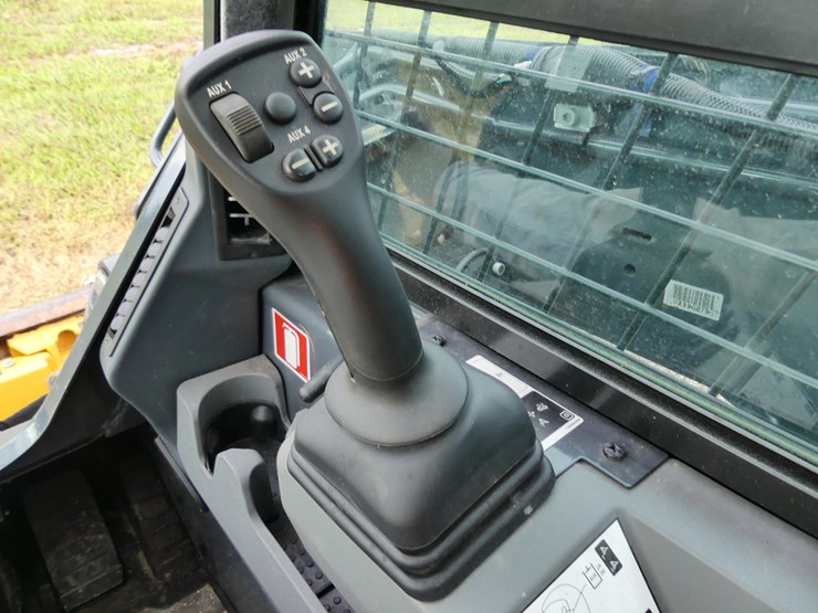 deere-335p-image-16