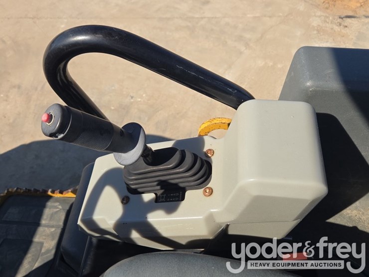 2018-caterpillar-cb34b-image-46