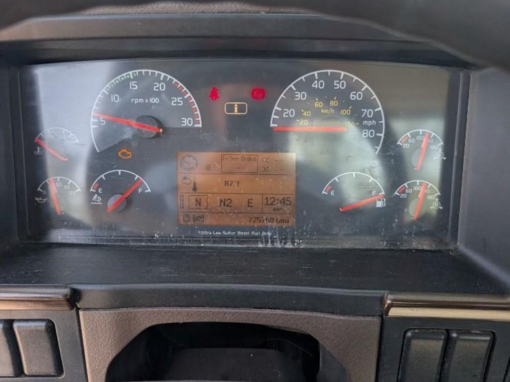2018-volvo-10-image-24
