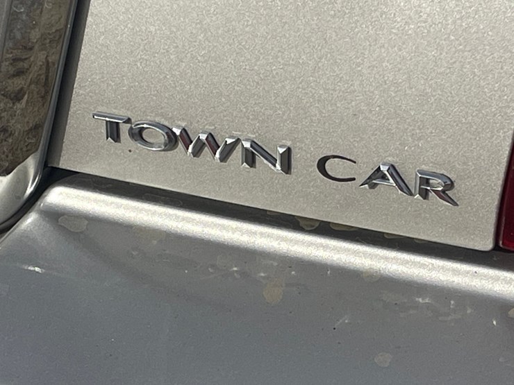 #201-•-2005-lincoln-town-car-(has-wi-title)-image-111