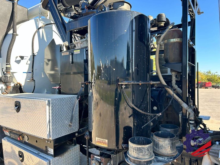2019-freightliner-114sd-image-99