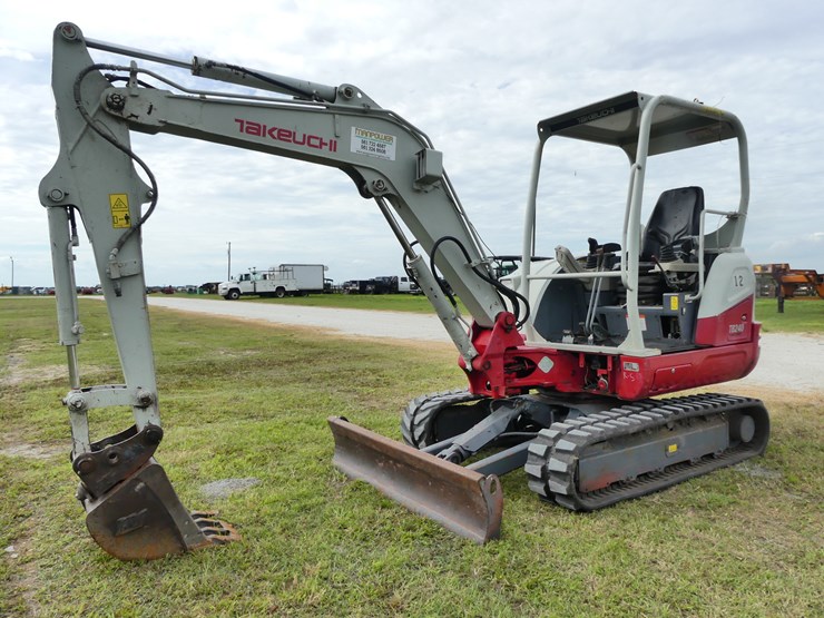 takeuchi-tb240-image-2