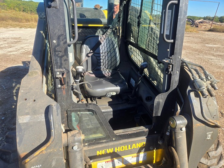 new-holland-l228-image-24
