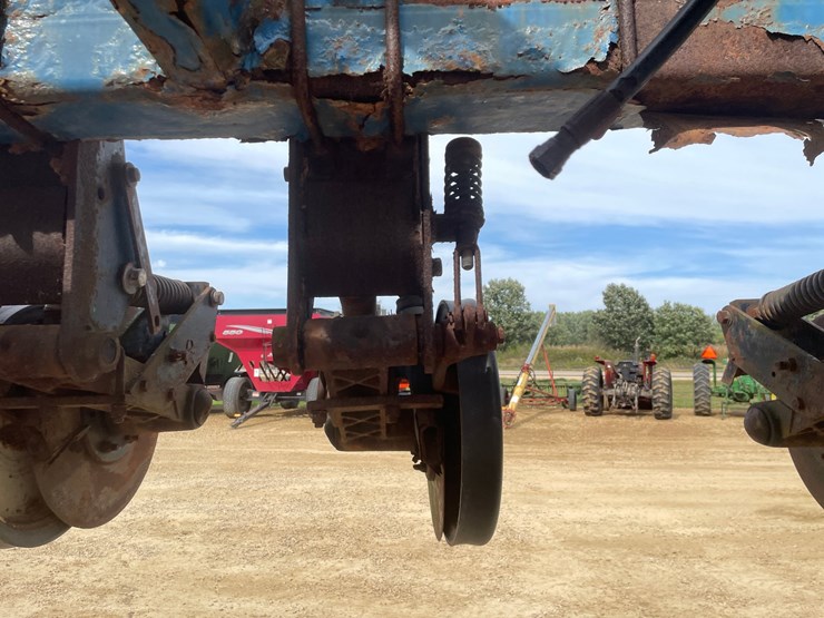 #1275-•-kinze-12'-corn-planter-image-14