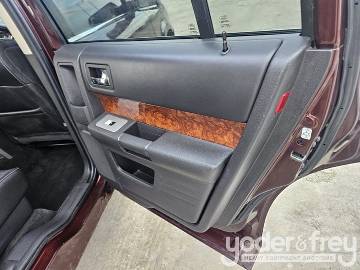 2010-ford-flex-image-36