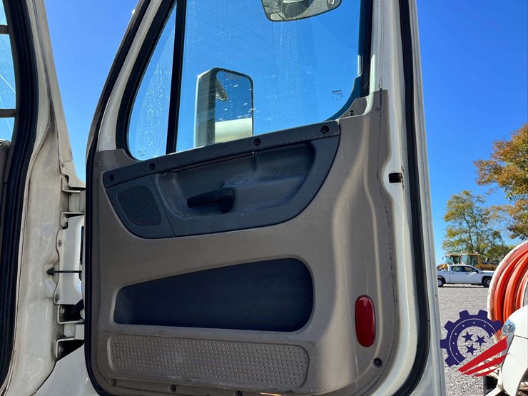2017-freightliner-cascadia-t/a-truck-tractor-image-75