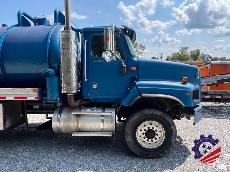 2011-international-paystar-tri-axle-hydrovac-truck-image-42