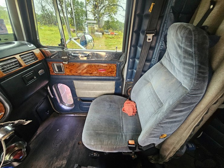 2001-peterbilt-379-image-50