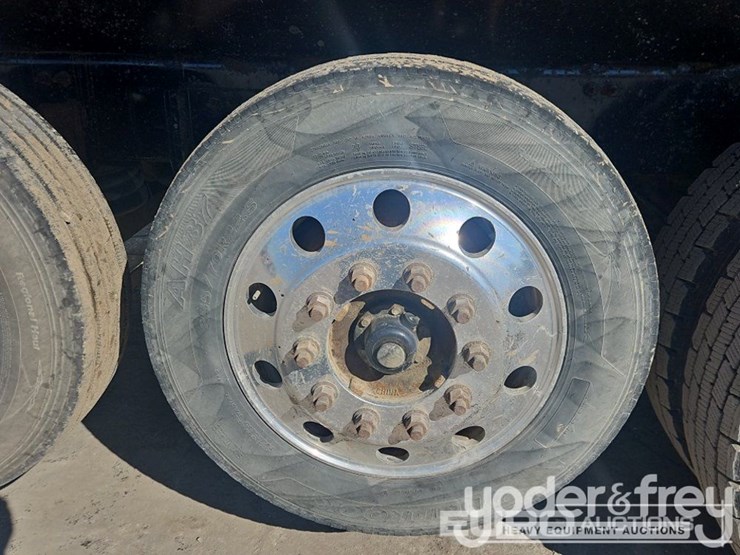 2019-freightliner-122sd-image-24