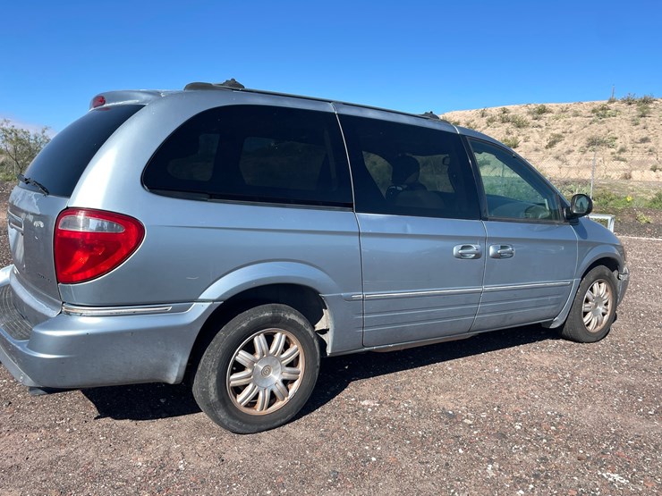 2005-chrysler-town-&-country-image-93