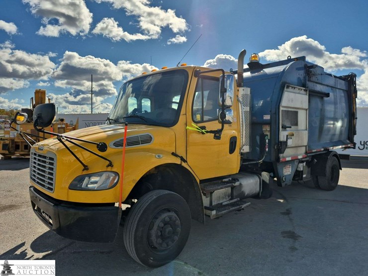 2018-freightliner-m2-106-image-1