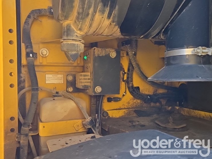 2015-komatsu-pc210-lc-11-image-33