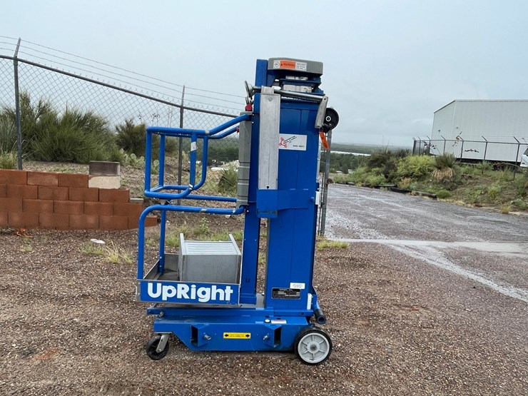 #4647-•-upright-25'-personnel-lift-image-1