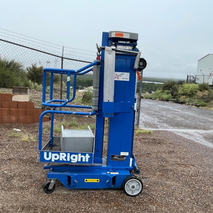 #4647 • Upright 25' Personnel Lift