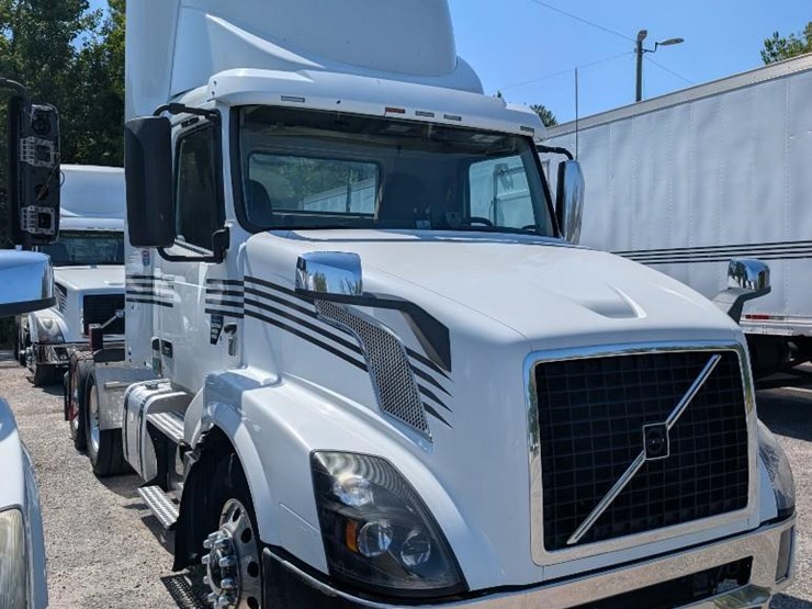 2018-volvo-10-image-4