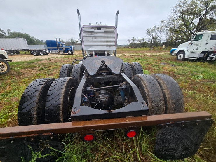 2000-peterbilt-379-image-9