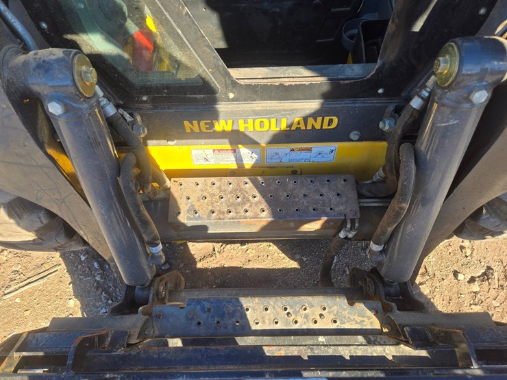 new-holland-l228-image-47