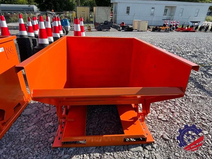 2.0-cy.-self-dumping-hopper-with-fork-pockets-image-7