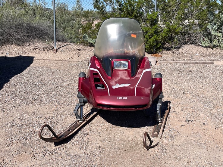 #2898-•-yamaha-venturo-snowmobile-image-3