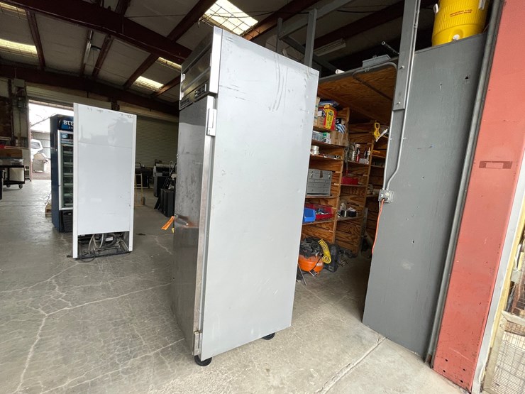 #4672-•-beverage-air-commercial-fridge-image-3