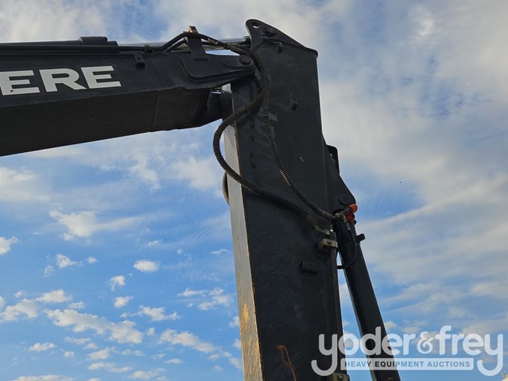 2016-deere-135g-image-38
