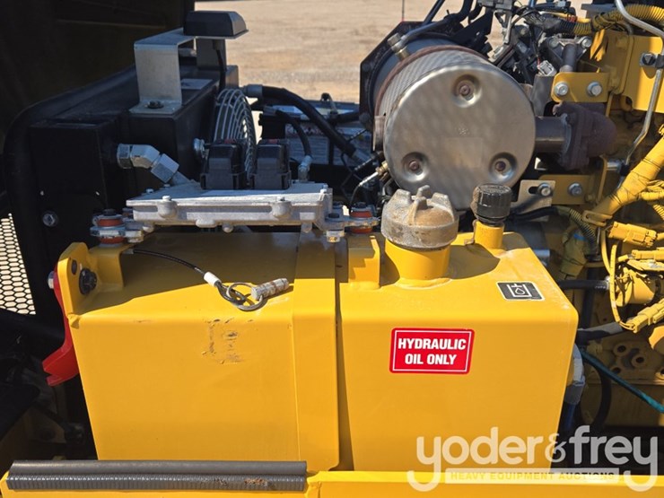 2021-caterpillar-cb34b-image-22