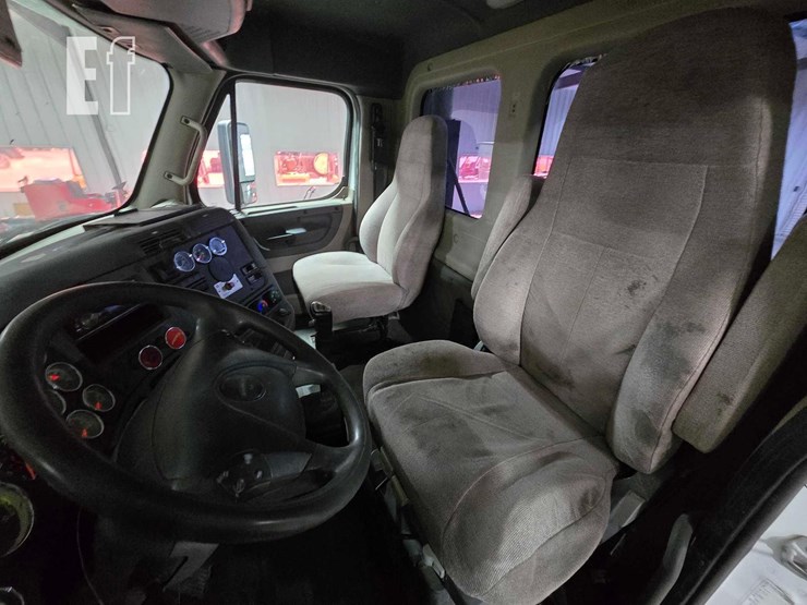 2013-freightliner-cascadia-125-image-9