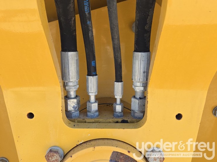 2021-caterpillar-cb34b-image-19