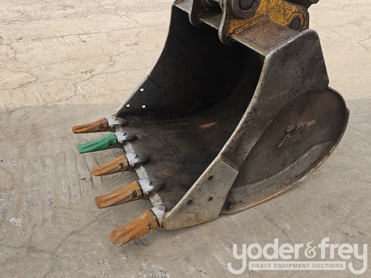2016-deere-135g-image-36