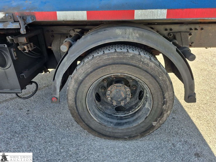 2018-freightliner-m2-106-image-24