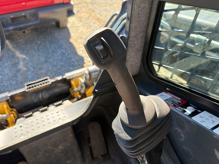 2018-deere-323e-image-51