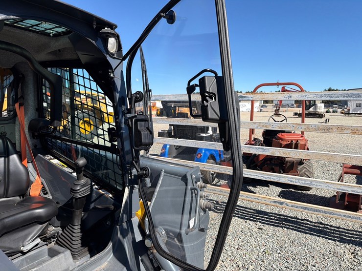 2018-deere-323e-image-44