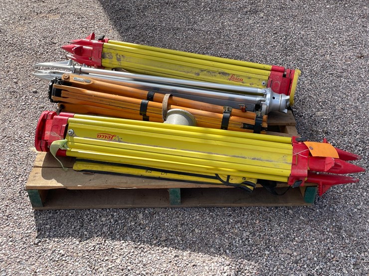 #4665-•-lot-of-surveying-tripods-image-1