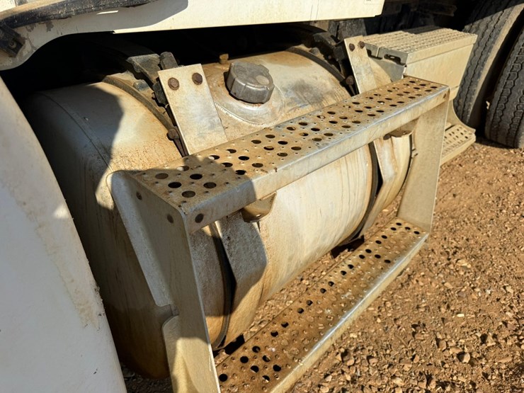 2003-freightliner-fld120-image-46