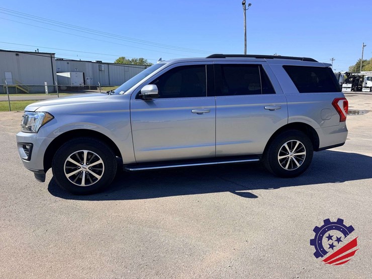 2021-ford-expedition-xlt-image-2