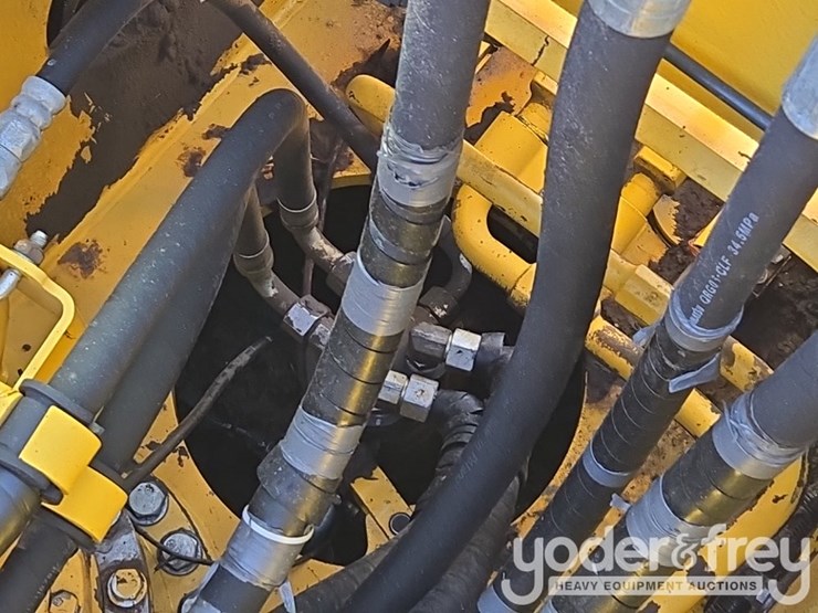 2015-komatsu-pc210-lc-11-image-49