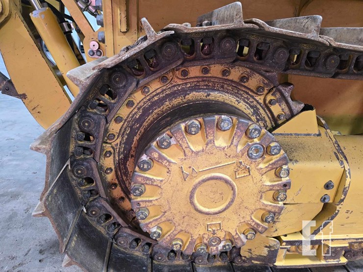 2021-caterpillar-d2-image-32