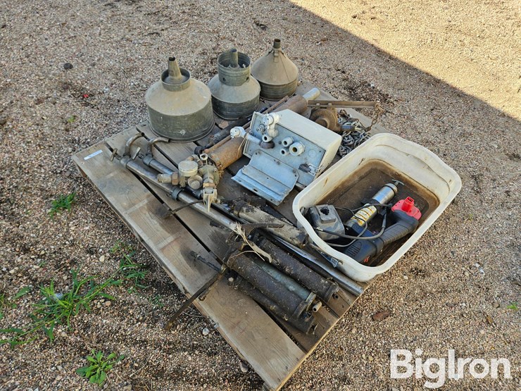 electric-grease-gun,-hydraulic-cylinder-and-other-items-image-8