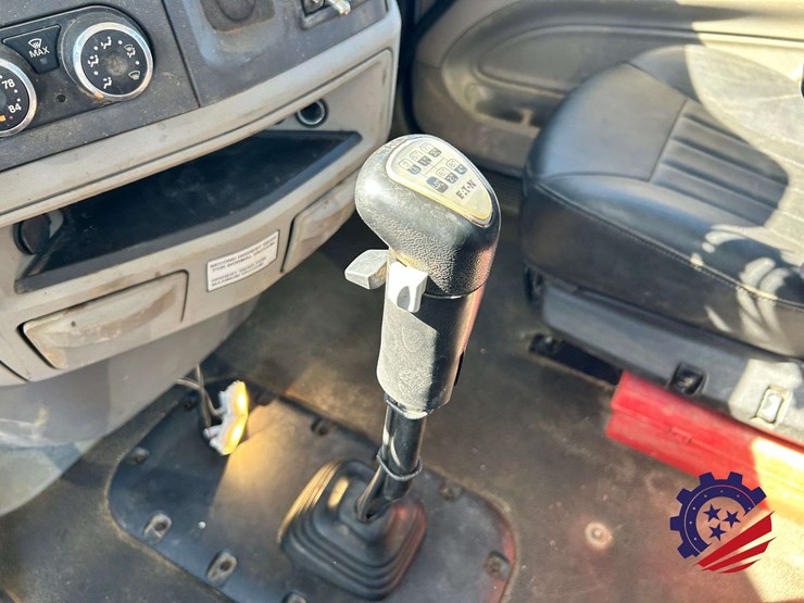 2020-peterbilt-567-image-110