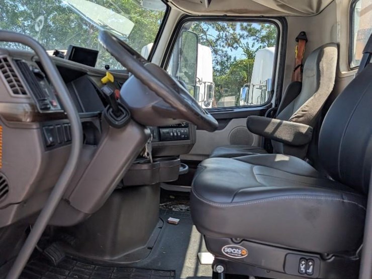 2018-volvo-10-image-20