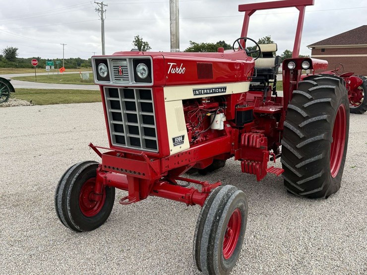 farmall-1066-turbo-row-crop-puller-image-2